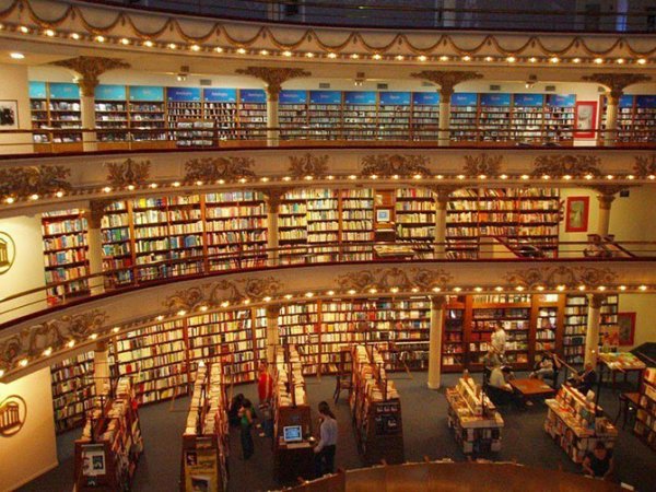 Как выглядит самый красивый книжный магазин (13 фото)