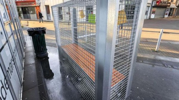 Странное решение вопроса о бездомных во Франции (5 фото)