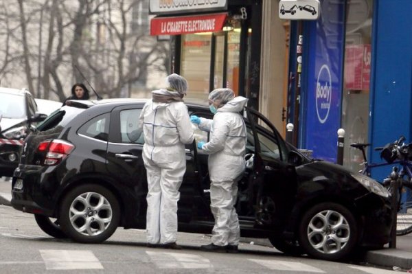 Бойня в офисе Charlie Hebdo видеокадры атаки. +18 Бойня в офисе Charlie Hebdo видеокадры атаки. +18