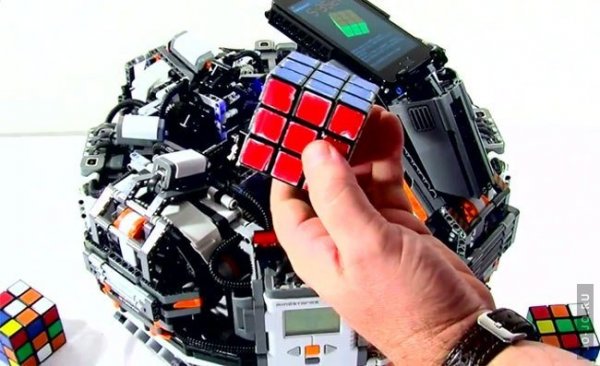 Робот моментально собрал кубик Рубика