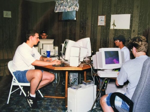 Тяжелая жизнь геймеров в конце 90-х (5 фото)