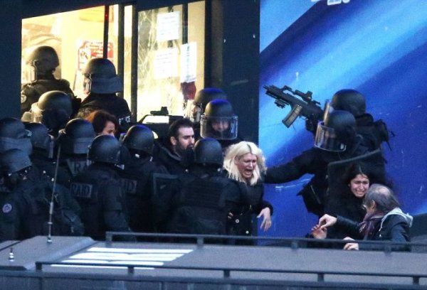 В Париже террорист взял в заложники покупателей магазина (45 фото) В Париже террорист взял в заложники покупателей магазина (45 фото)