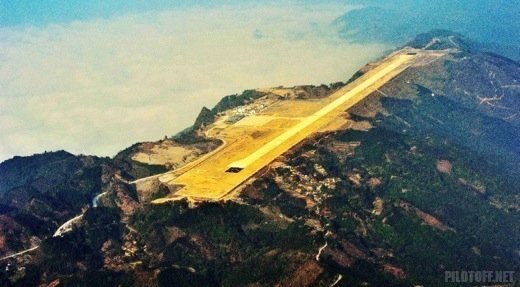 Жуткий аэропорт: взлетная полоса на вершине горы (5 фото)