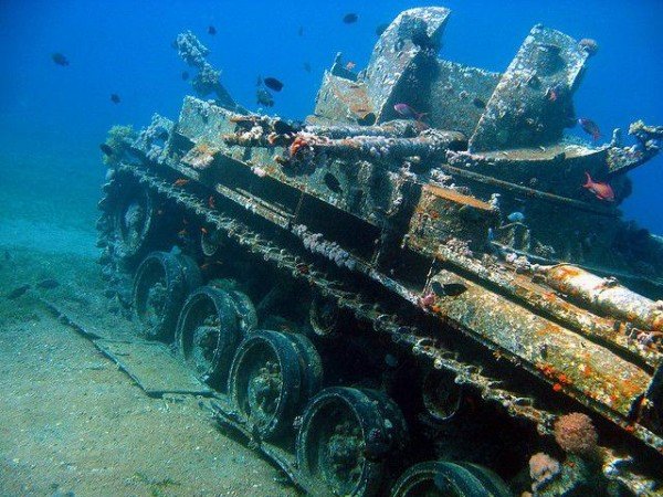 Затопленные танки (5 фото)