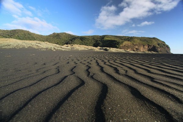 Удивительной красоты чёрные пляжи мира (12 фото)
