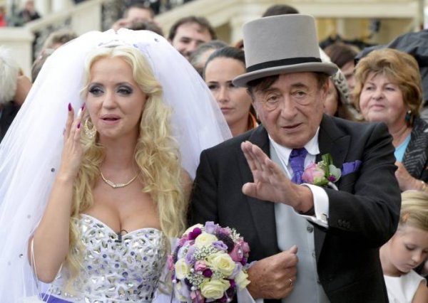 25-летняя жена 82-летнего миллиардера: «Деньги не главное!» (27 фото)