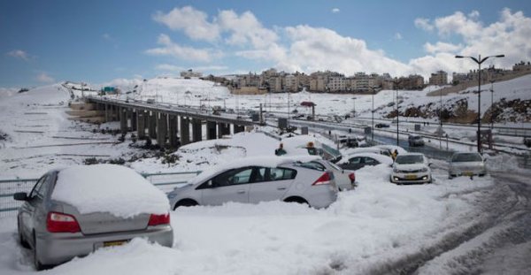 Что делать, если ваша машина застряла в снегу (11 фото)