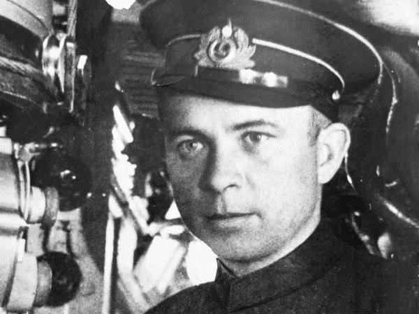 Лучший советский подводник, и личный враг фюрера (3 фото)