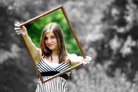 Цветная вставка в каждой черно-белой фотографии. Цветная вставка в каждой черно-белой фотографии.