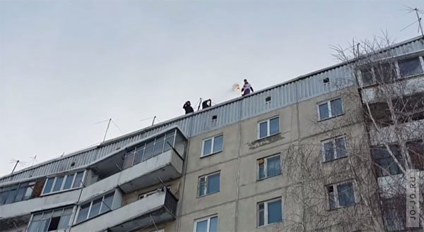 Безумный прыжок с крыши 9-этажного дома