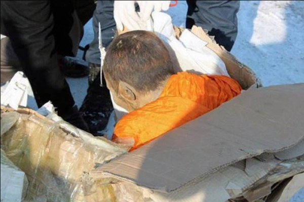 В Улан-Баторе изучают мумию 200-летнего монаха (3 фото)