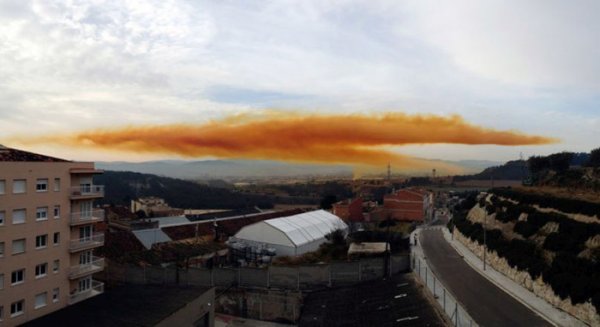 Пять городов Каталонии окутало токсичное оранжевое облако (22 фото)