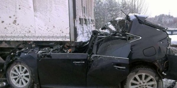 Нереальное везение водителя, не пострадавшего в ДТП (4 фото)
