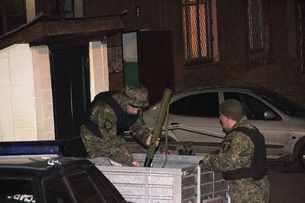 Мужик принес в школу гранатомет (7 фото) Мужик принес в школу гранатомет (7 фото)
