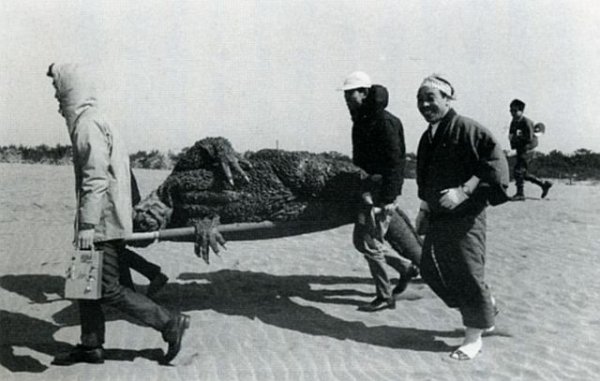 снимки со съемок фильма Годзилла в 1954 году (10 фото)