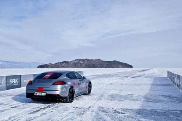 Porsche Panamera Turbo S на льду Байкала (18 фото)