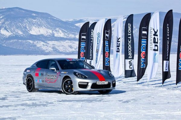Porsche Panamera Turbo S на льду Байкала (18 фото)
