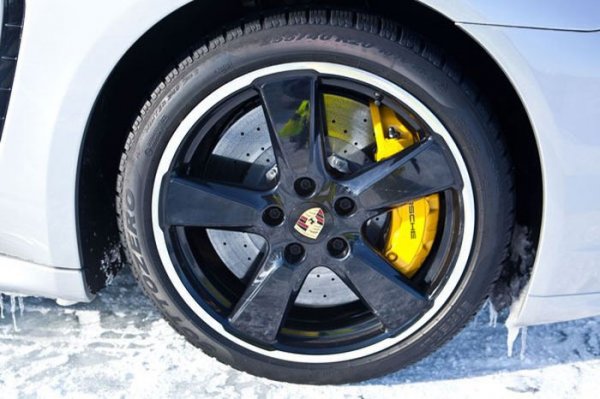 Porsche Panamera Turbo S на льду Байкала (18 фото)