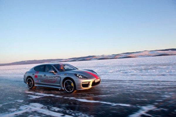 Porsche Panamera Turbo S на льду Байкала (18 фото)