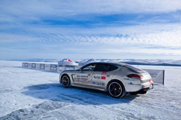 Porsche Panamera Turbo S на льду Байкала (18 фото)
