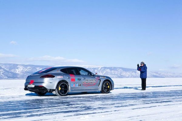 Porsche Panamera Turbo S на льду Байкала (18 фото)