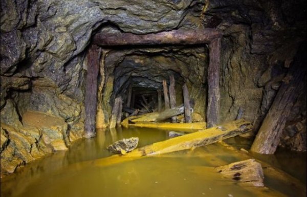 В недрах заброшенных шахт (48 фото)