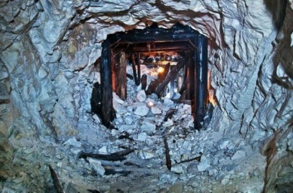 В недрах заброшенных шахт (48 фото)