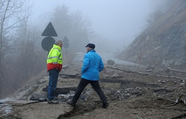50-тонный валун преградил дорогу в горах Франции (5 фото)