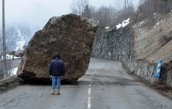 50-тонный валун преградил дорогу в горах Франции (5 фото)
