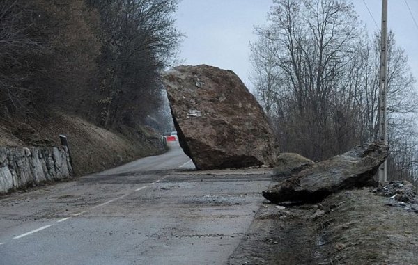 50-тонный валун преградил дорогу в горах Франции (5 фото)