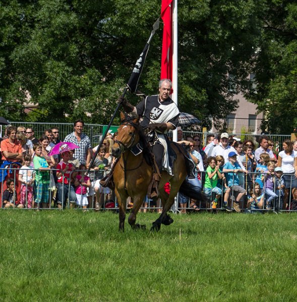Средневековые праздники и рыцарские турниры в Европе (33 фото)