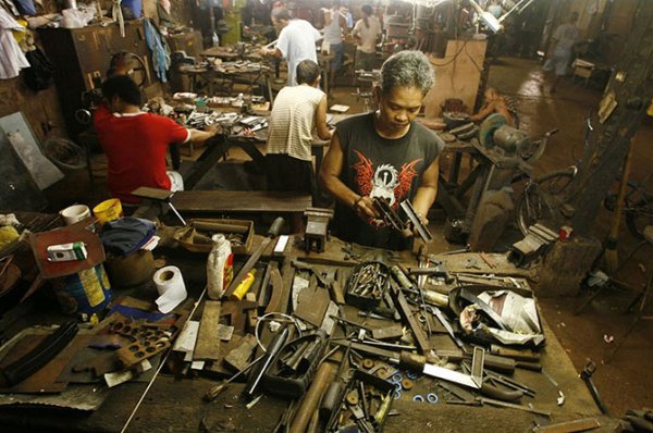 Как на Филиппинах делают оружие (28 фото)