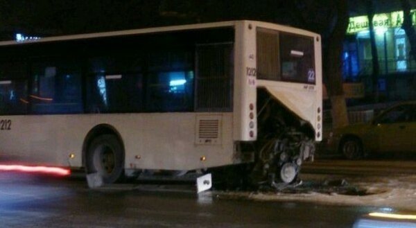 В Ростове из городского автобуса вывалился и загорелся мотор (5 фото)