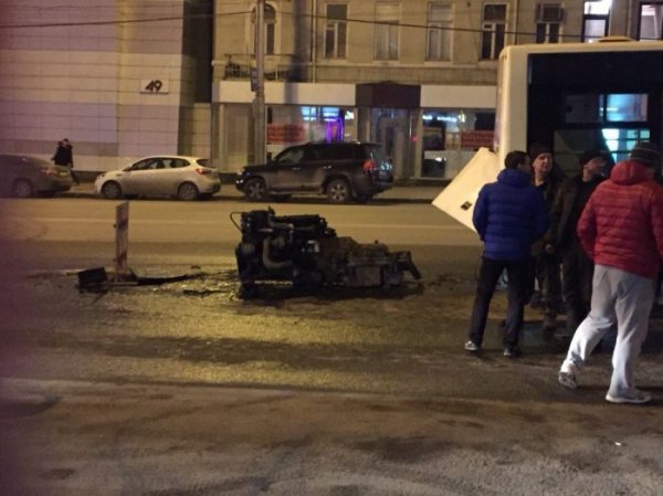 В Ростове из городского автобуса вывалился и загорелся мотор (5 фото) В Ростове из городского автобуса вывалился и загорелся мотор (5 фото)