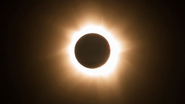 Самое крупное за десятилетие солнечное затмение 20 марта 2015 (6 фото) Самое крупное за десятилетие солнечное затмение 20 марта 2015 (6 фото)