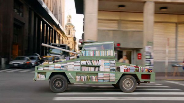 Книжный танк на улицах Буэнос-Айреса (9 фото)