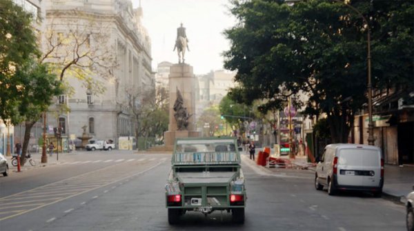 Книжный танк на улицах Буэнос-Айреса (9 фото)