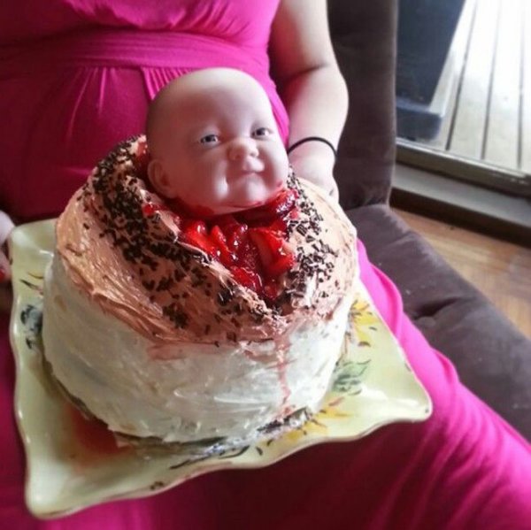 Пугающие торты, посвященные рождению ребенка (23 фото)