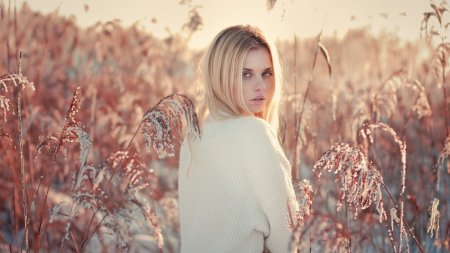 Девушки и природа.