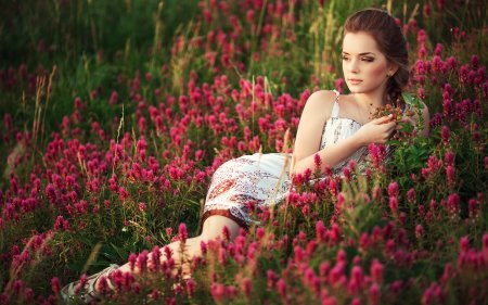 Девушки и природа.