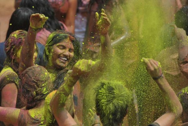 Холи — праздник красок в Индии (18 фото)