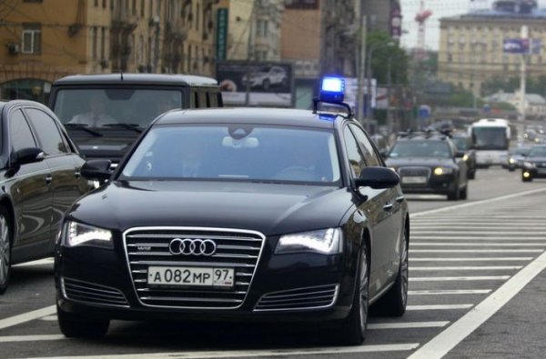 Парень может стать миллионером благодаря покупке Audi A8 (3 фото) Парень может стать миллионером благодаря покупке Audi A8 (3 фото)