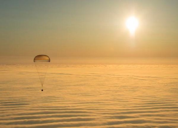 В казахстанской степи приземлились космонавты МКС (5 фото)